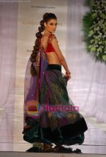 Model walks the ramp for Manish Malhotra at Aamby Valley India Bridal Week day 5 on 2nd Nov 2010 (160).JPG
